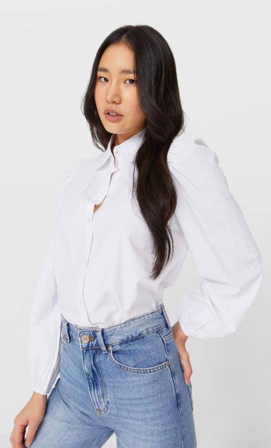 Camisa blanca con mangas fruncidas. Rebajada de 15,99 a 5,99 euros.