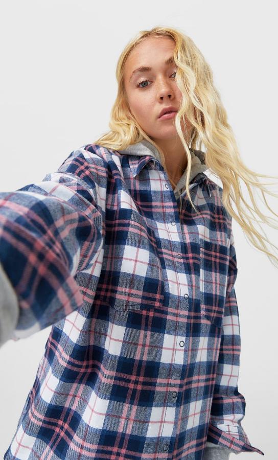 Camisa de cuadros en color azul y rosa de corte oversize. Rebajada de 25,99 a 12,99 euros.