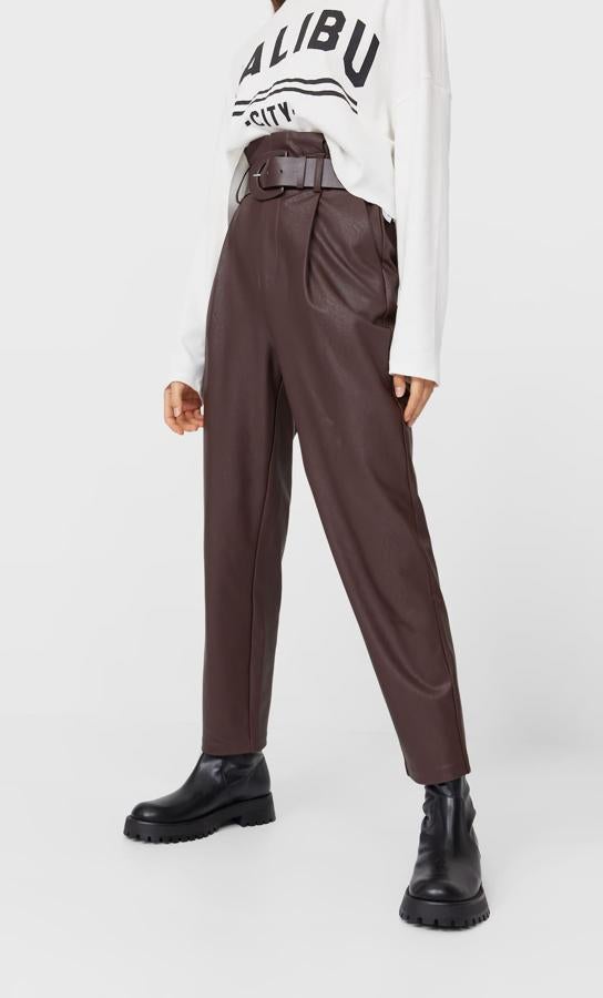 Pantalones paper bag efecto piel en color marrón. Rebajado de 29,99 a 19,99 euros.