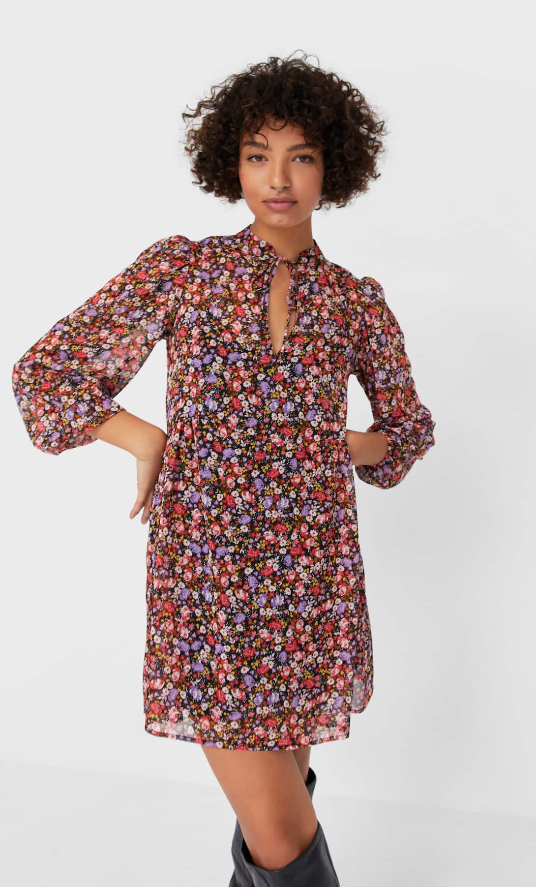 Vestido corto de estampado floral. Rebajado de 19,99 a 9,99 euros.