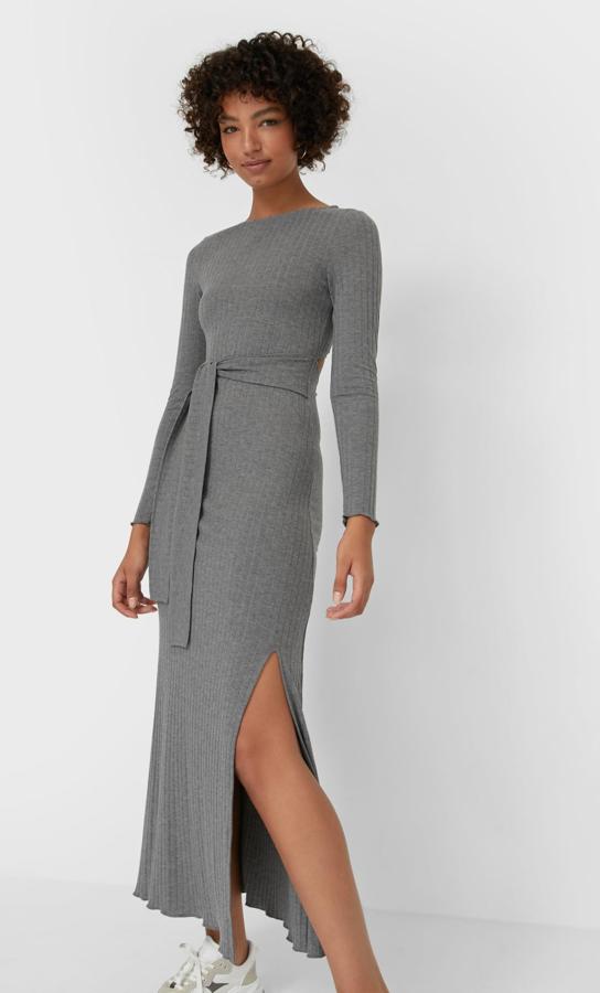 Vestido de punto gris con cinturón y apertura lateral. Rebajado de 19,99 a 12,99 euros.