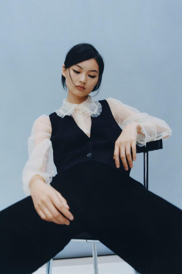 Blusa con transparencias y volantes de estilo romántico de las rebajas de invierno de Zara (15,99 euros)