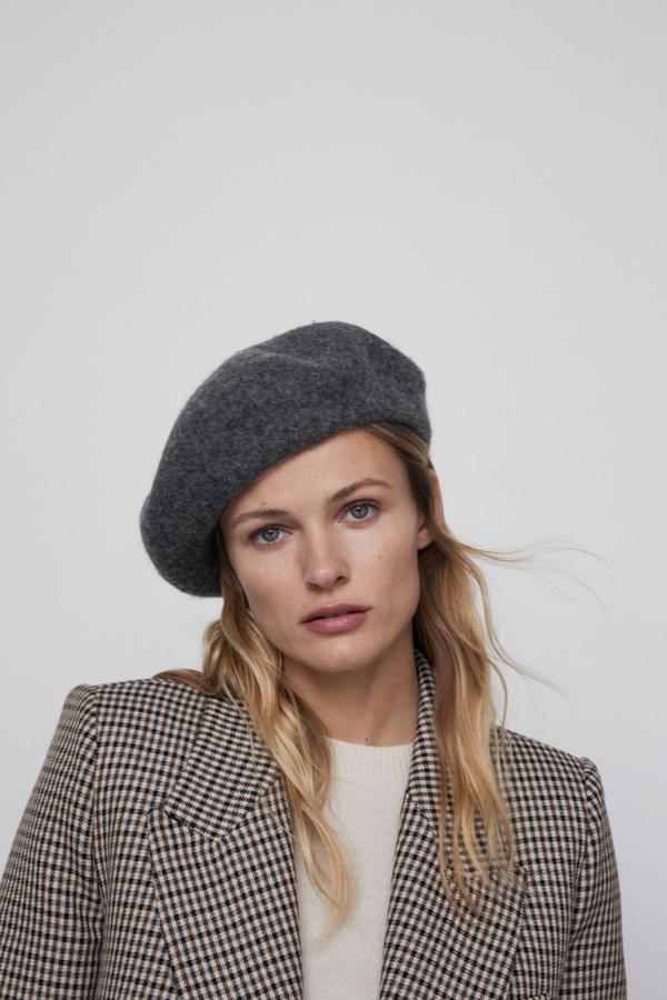 Boina estilo francés de lana en color gris oscuro de las rebajas de invierno de Zara (9,99 euros)