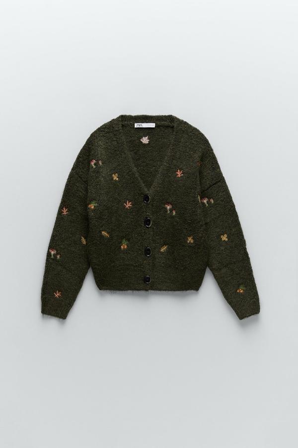 Chaqueta verde caqui con bordados de las rebajas de Zara (19,99 euros)