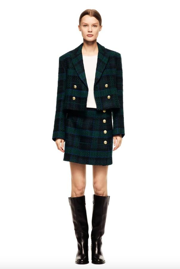 Diseño cropped en diferentes tonos de verde y cuadros azules para esta blazer con cuello y solapa con muesca. Con cierre frontal cruzado con botones metálicos, tiene un precio de 59,95 euros y está disponible entre las tallas XS y XL.