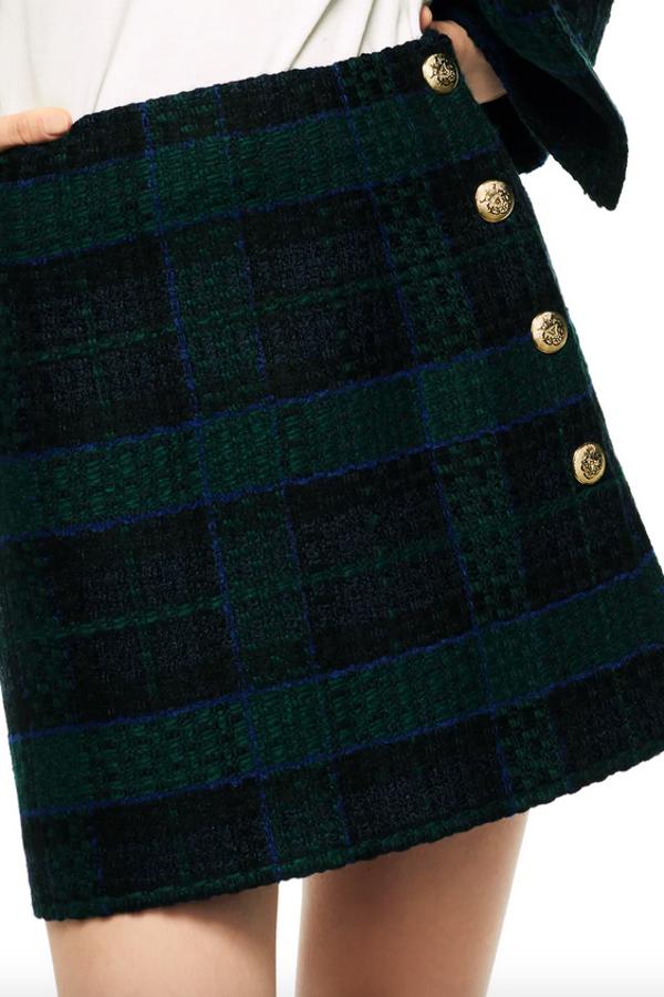 De tiro alto, diseño corto y detalle de falsos botones joya en el lateral delantero, esta falda mini con bajo acabado en abertura frontal y cierre de cremallera en la espalda tiene un precio de 29,95 euros y está disponible entre las tallas XS y XL.