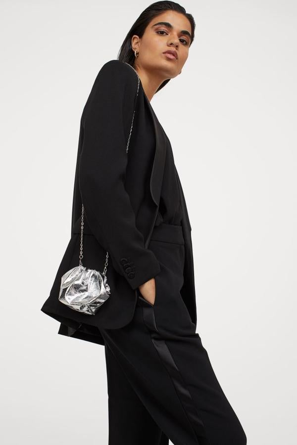 Este minibolso bandolera en piel sintética suave con correa de cadena de metal fina y color plateado es de H&M y de 12,99 euros ha pasado a costar 7,99 euros.