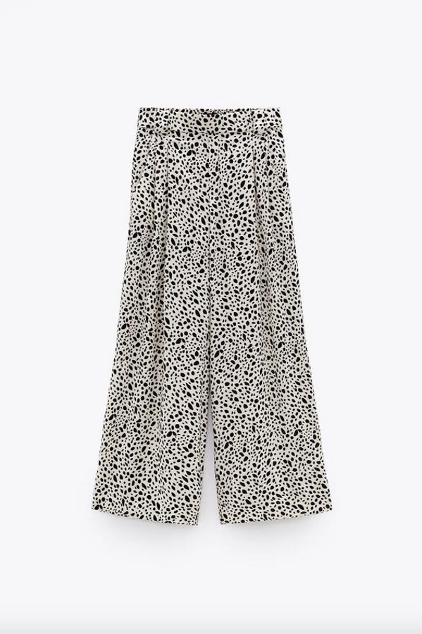 Este pantalón de tiro alto con cintura elástica y diseño culotte es de Zara y viene con bolsillos laterales y detalle de trabillas y pinzas en delantero. De fondo blanco con estampado negro ha pasado de 12,99 euros a 9,99 euros y está disponible en las tallas XS, S y M.
