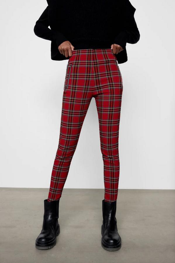 De tiro alto, con cintura interior elástica y detalle de falsos bolsillos frontales con cremallera metálica, estos leggings rojos de cuadros de Zara costaban 19,95 euros y ahora están por 12,99 euros entre las tallas XS y XL.