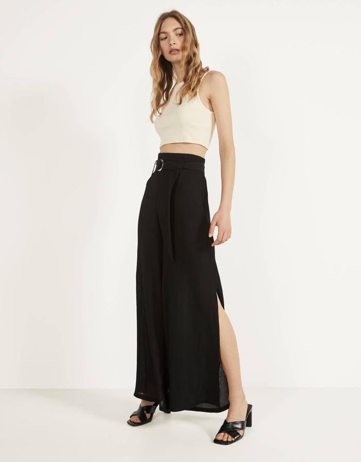 Diseño de pernera ancha con aberturas laterales y cinturón a tono con anillas extraíble para este pantalón negro de Bershka que también podemos encontrar en diseño estampado. De 25,99 euros ha pasado a 12,99 euros y está disponible entre las tallas XS y L.