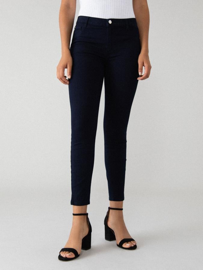 De tiro medio, con cinco bolsillos y bajo con abertura lateral para mayor comodidad, estos jeans en azul marino tienen un precio de 5,99 euros (antes 9,99 euros) y están disponible entre las tallas 34 y 40.