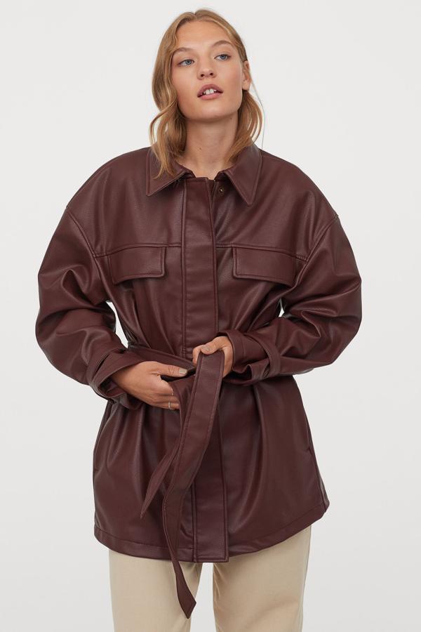 Chaquetón de efecto piel con bolsillo frontales y cinturón a juego, de H&M (32,99 €).