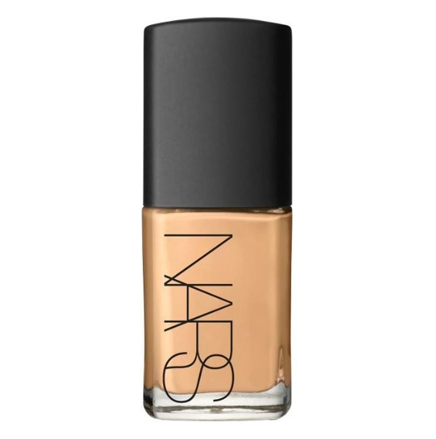 Sheer Glow Foundation de Nars  uniformiza perfectamente la tez ofreciendo un acabado luminoso y naturalmente radiante, hidratando tu piel y dejándola respirar. Rebajada de 48,99 a 34 euros.