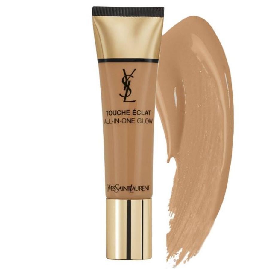 Touche Éclat All In One Glow-Base De Maquillaje Hidratante de Yves Saint Laurent  onsigue un efecto buena cara en cualquier momento y en cualquier lugar. Tiene una textura gel-crema ultrafluido para una fácil aplicación. Rebajada de 47,99 a 35 euros.
