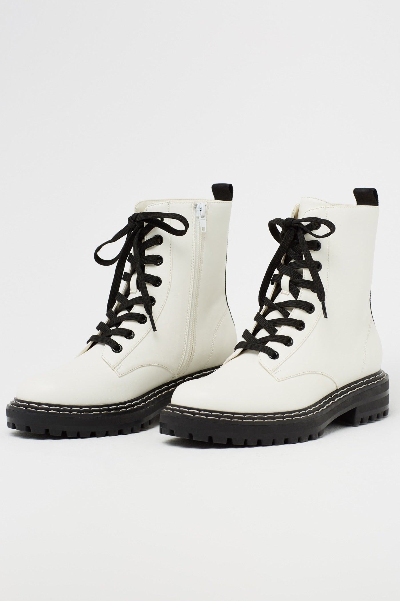 Botas blancas acordonadas con suela track. Ahora: 25,99 euros.