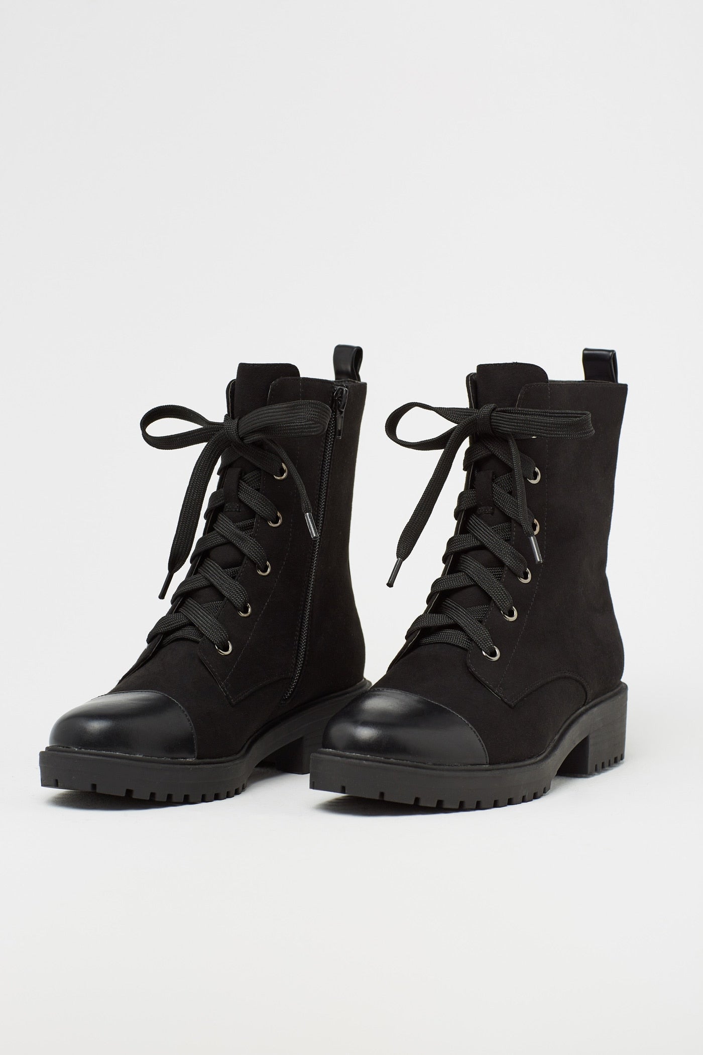Botines acordonados tipo militar en negro. Un clásico que no pasa de moda. Ahora: 25,99 euros.
