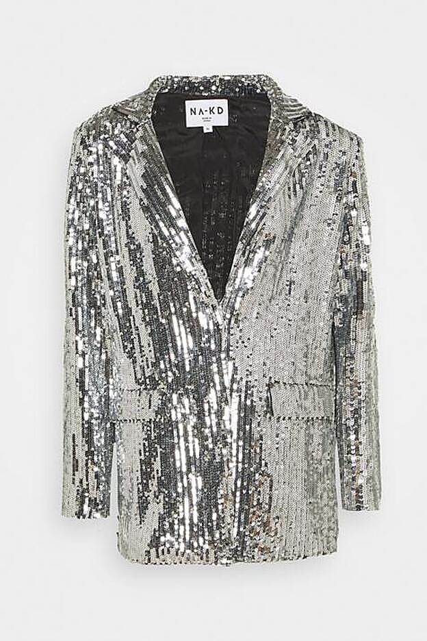 Americana con lentejuelas plateadas bordadas, de NA-KD (89,95 €).