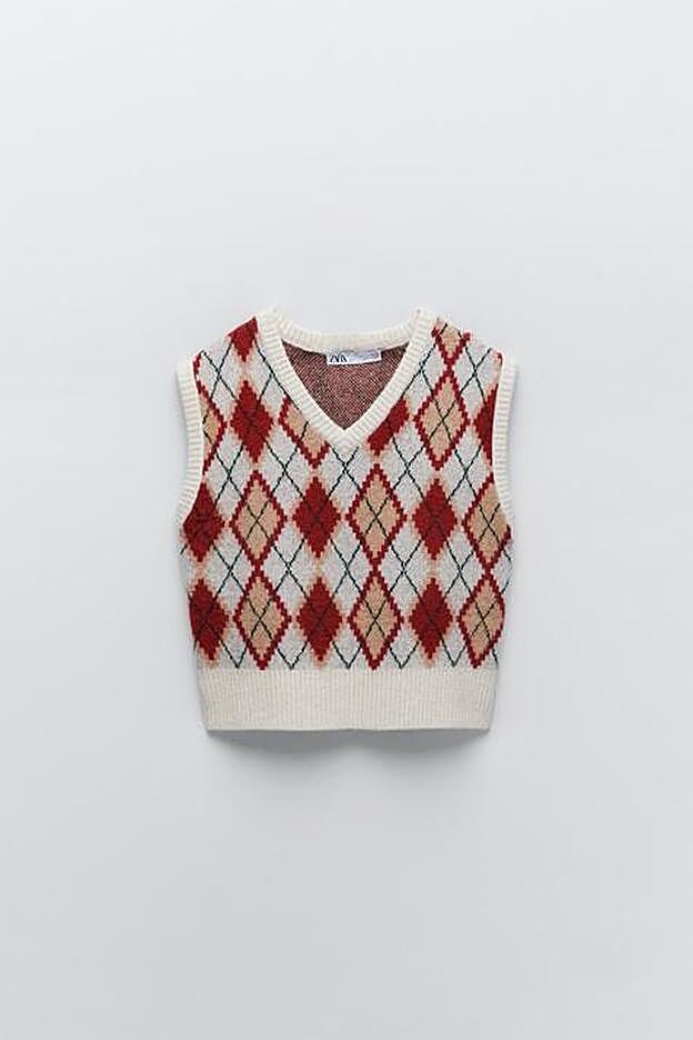 Chaleco de lana de rombos, de Zara (25,95 €).