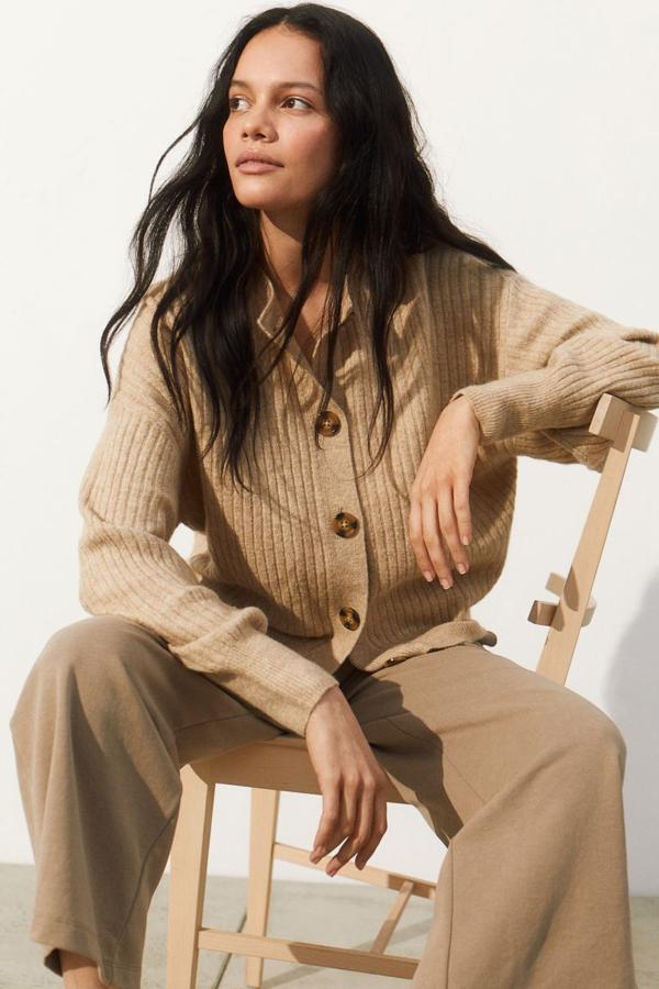 Chaqueta de canalé en color camel de la nueva colección de H&M (19,99 euros)