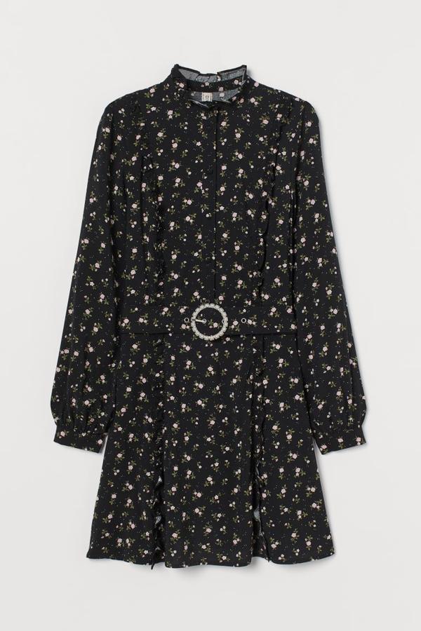 Vestido negro con estampado floral y cinturón circular de la nueva colección de H&M (29,99 euros)