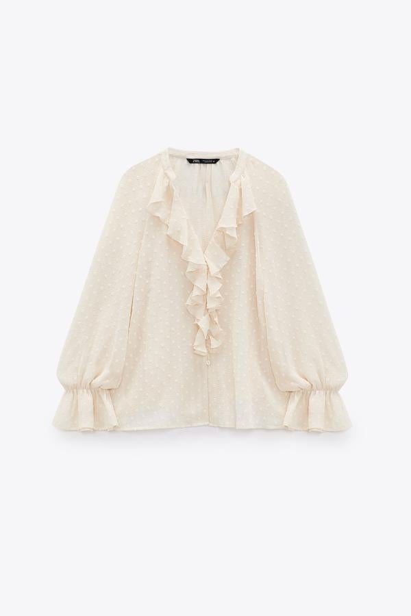 Blusa romántica en color crudo con plumetti y volantes de la nueva colección de Zara (29,99 euros)
