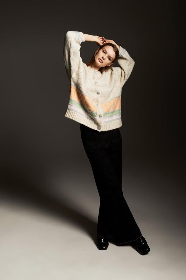 Chaqueta larga con estampado multicolor y botones joya de la nueva colección de Zara (29,99 euros)