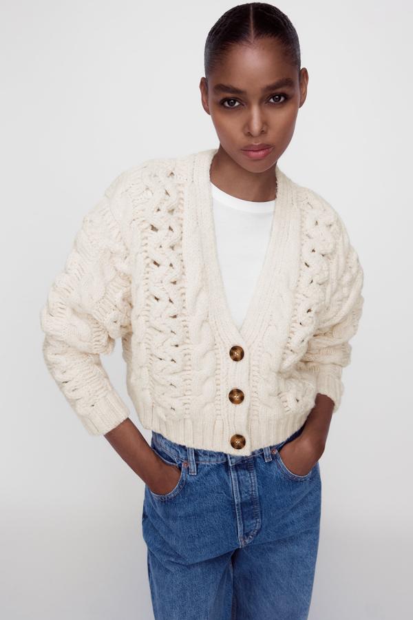 Chaqueta corta calada en color crudo de la nueva colección de Zara (25,99 euros)