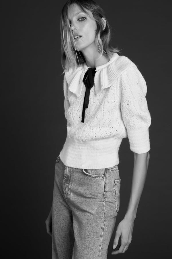 Jersey calado en color blanco con lazada negra de Zara (25,99 euros)