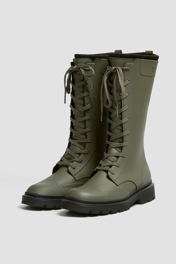 Esta bota engomada en color verde caqui cuenta con caña alta acordonada y forro interior de neopreno. Con suela track con 4 centímetros de altura, tiene un precio rebajado de 35,99 euros.