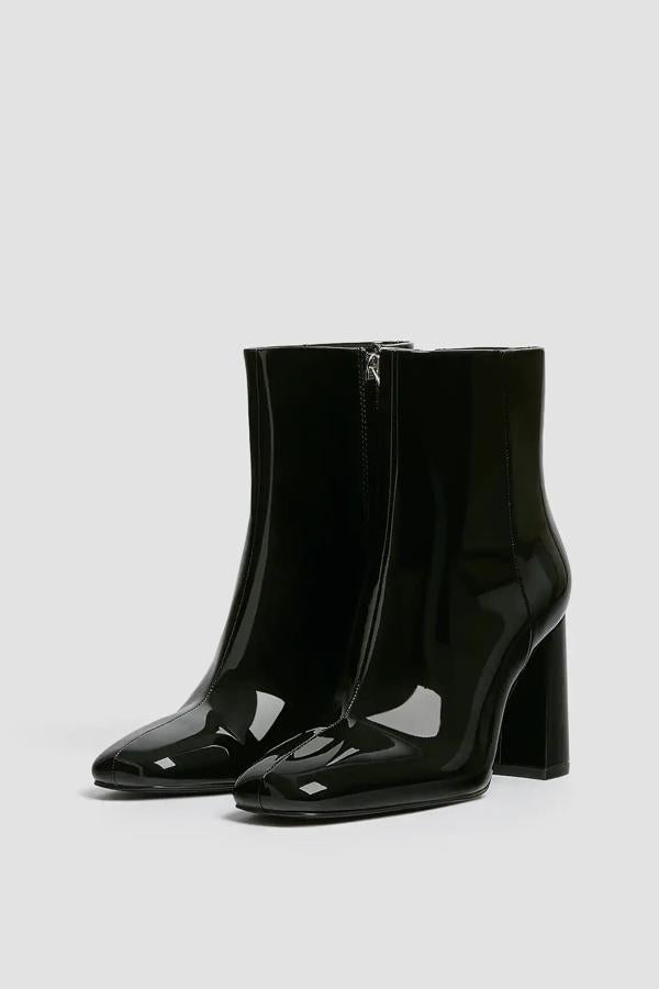 Con un tacón de 8,5 centímetros, este botín de charol de color negro y punta cuadrada tiene ahora un precio de 19,99 euros.