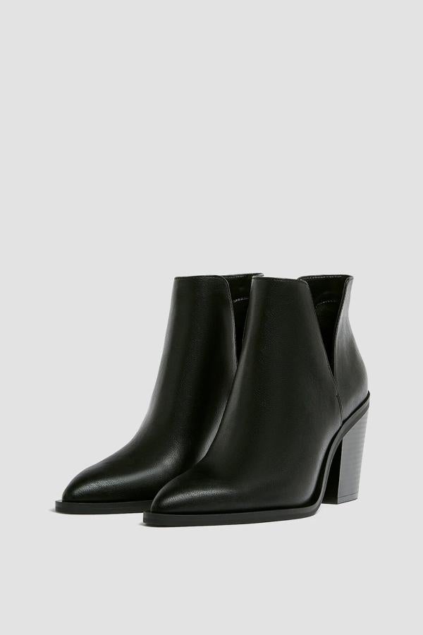 Con un tacón de ocho centímetros, este botín en color negro con detalle cut out en los laterales y acabado en punta tiene ahora un precio de 19,99 euros.