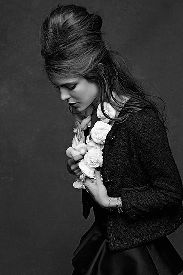 Carlota Casiraghi retratada por Karl Lagerfeld en 2012 para el libro The Little Black Jacket