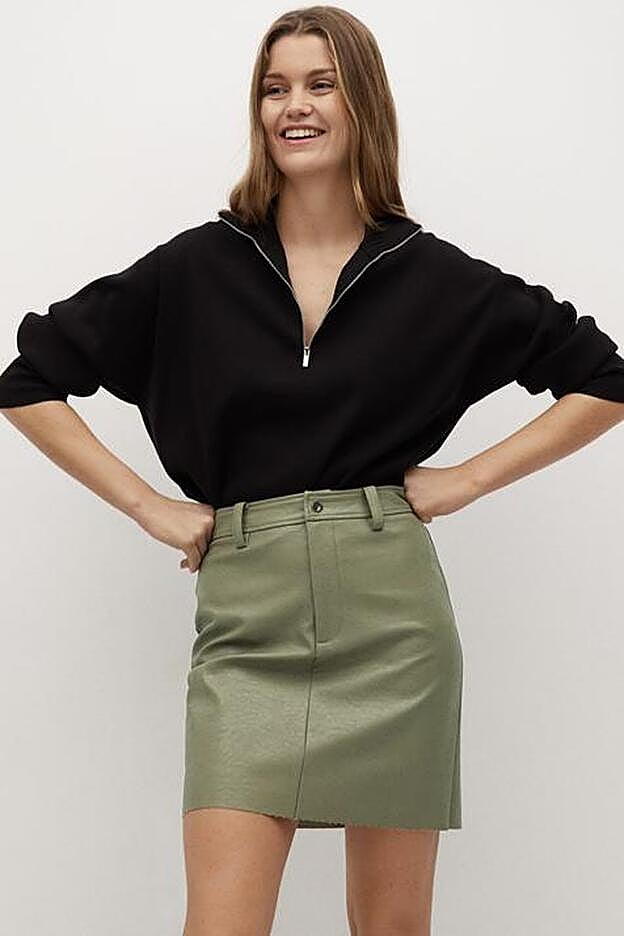 Esta favorecedora falda de corte mini será la protagonista de muchos de tus looks.