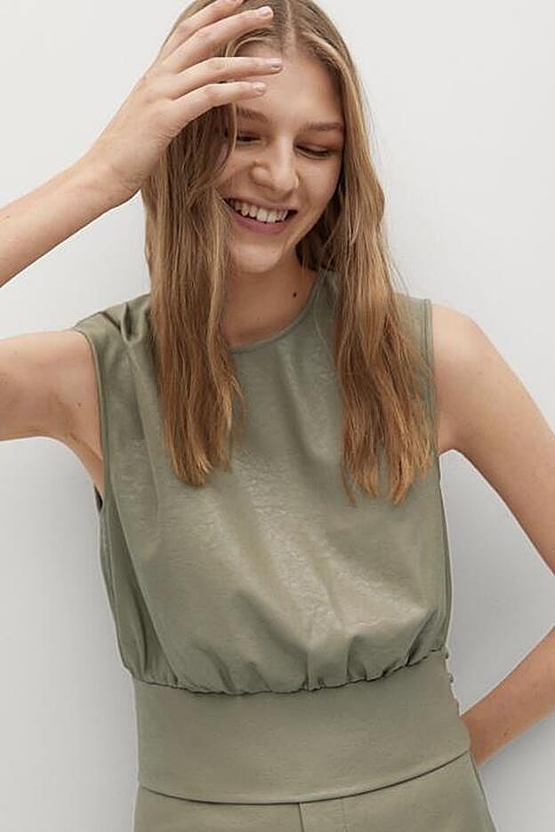 Sin mangas y con detalle de pliegues, este top quedará genial tanto con la minifalda del conjunto como con tus vaqueros favoritos.