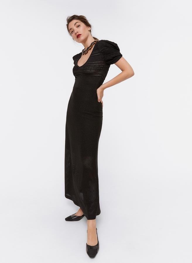 En color negro, este vestido de punto con calados y un toque de brillo cuenta con escote de pico y manga corta con volumen. Con las rebajas tiene un precio de 44,95 euros.