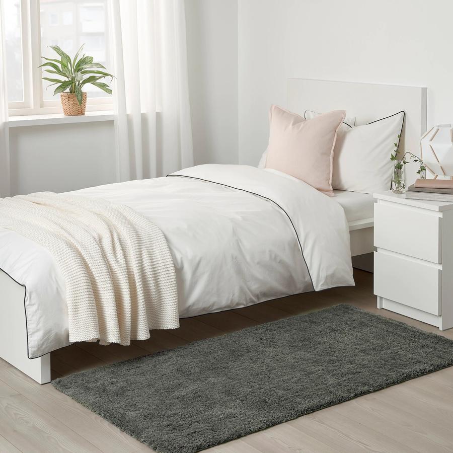 En color gris oscuro, esta alfombra de pelo largo con medidas 80x150 centímetros tiene un precio de 25 euros.