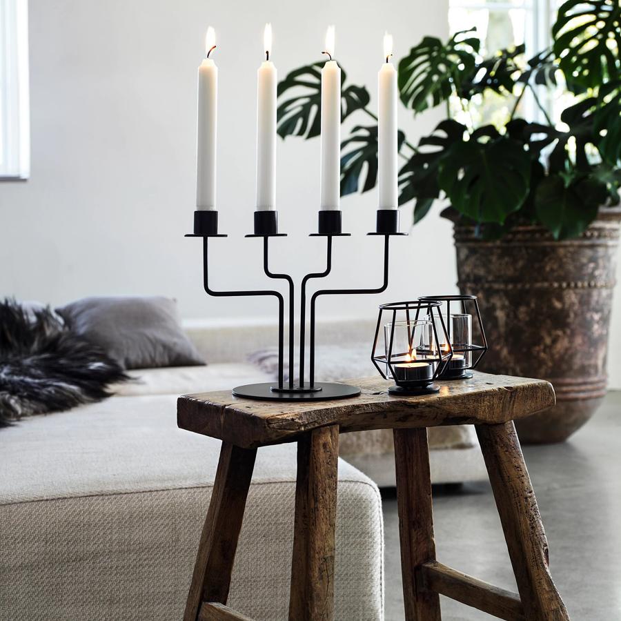 En acero inoxidable de color negro, este candelabro para cuatro velas mide 22 centímetros y tiene un precio de 12 euros.