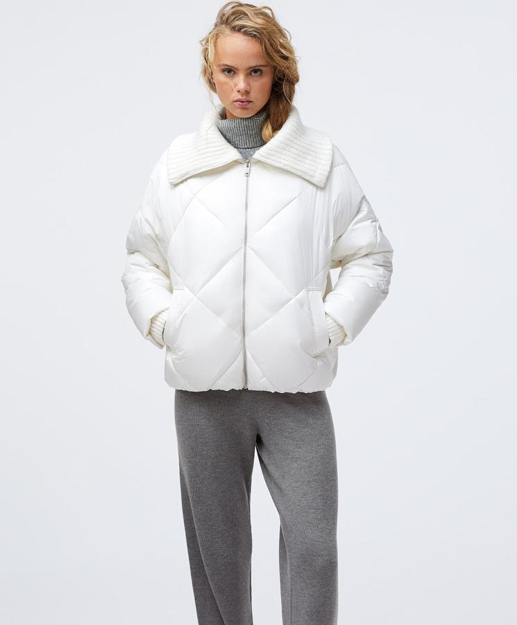 En color blanco, esta chaqueta acolchada con cierre mediante cremallera frontal cuenta con cuello y puños de punto y tiene un precio de 35,99 euros.