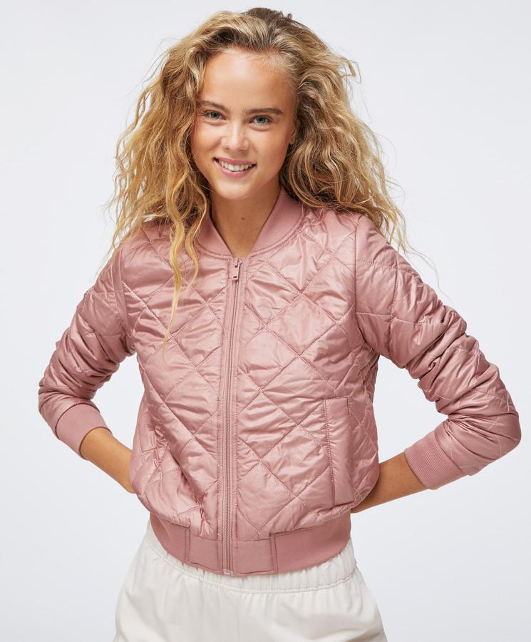 Disponible en rosa o en verde, esta chaqueta corta acolchada tipo bomber en tejido repelente al agua y aislante térmico cuenta con bolsillos frontales y goma elástica en puños y cintura- Tiene un precio rebajado de 22,99 euros.