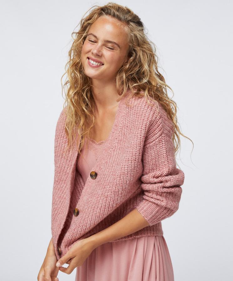 Disponible en rosa o camel, esta chaqueta de punto grueso con cuello de pico y botones tiene un precio rebajado de 22,99 euros.