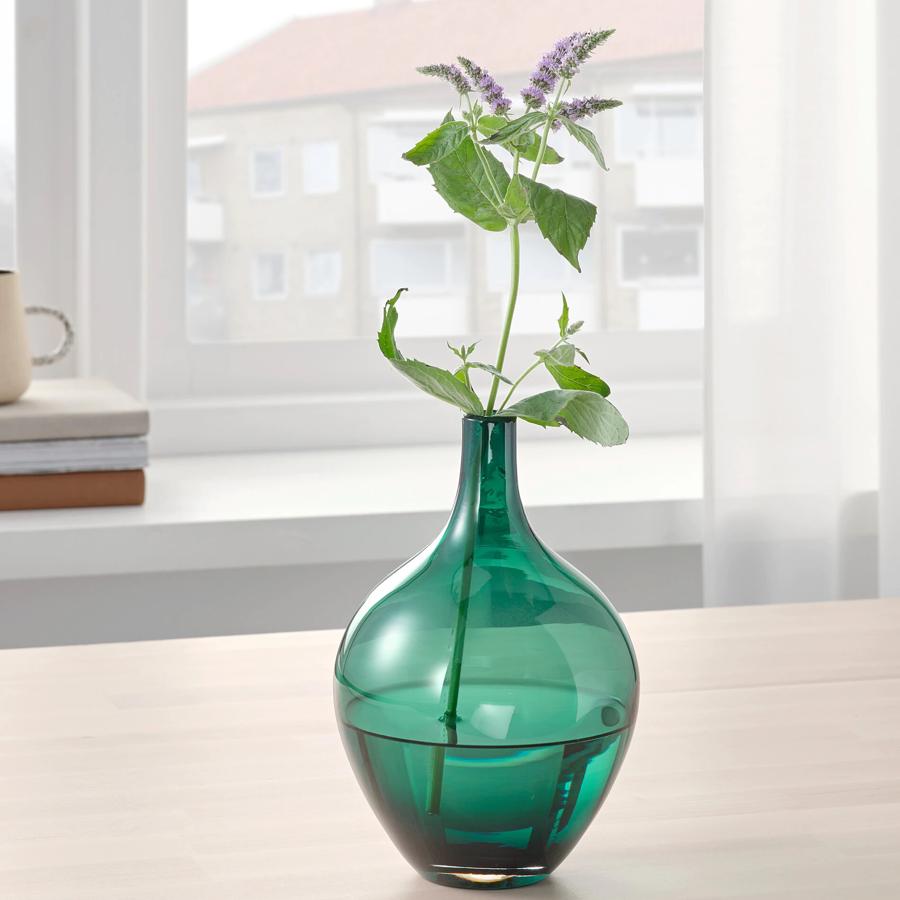 En vidrio transparente de color verde, este florero de 20 centímetros tiene un precio de 7 euros.