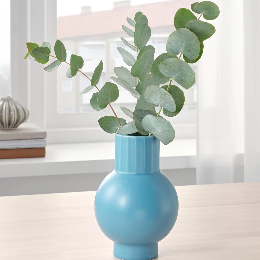 En un llamativo color azul, este jarrón de 20 centímetros tiene un precio de 9 euros.