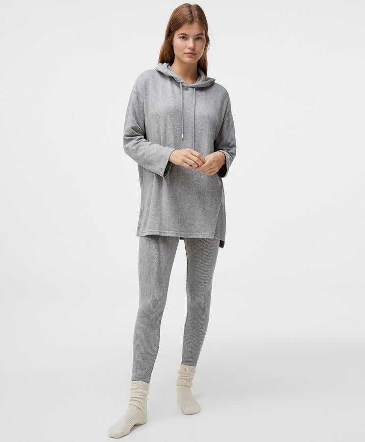 Este jersey de tacto suave en color gris cuenta con capucha con cordones y ahora tiene un precio de 14,99 euros.