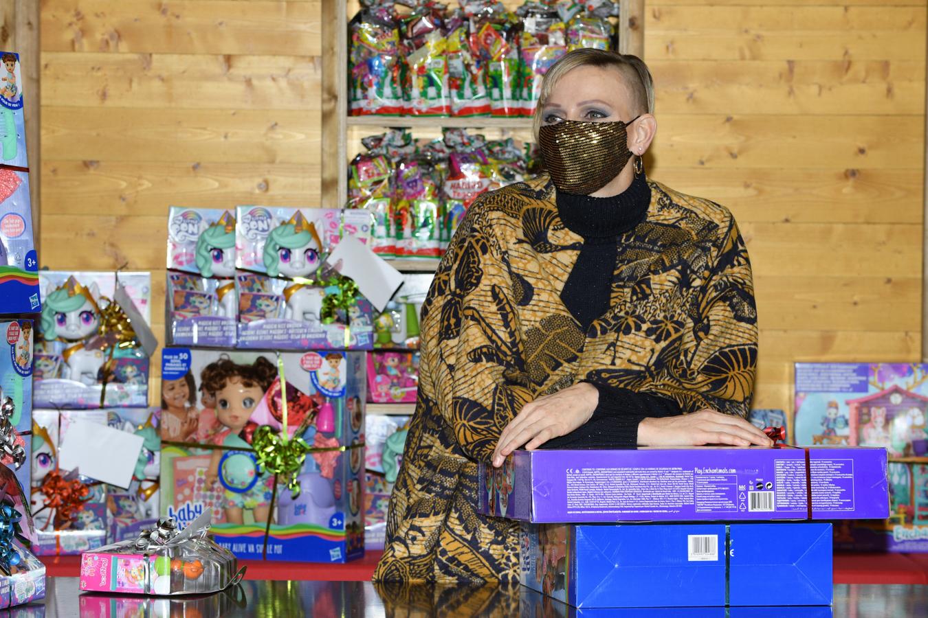 Charlene de Mónaco dejó a todas con la boca abierta con este sorprendente cambio de look, pero además de llamar la atención con su atrevido corte de pelo, lo hizo con este maravilloso cárdigan de estampado étnico de la colección Resort 2020 de Dior.