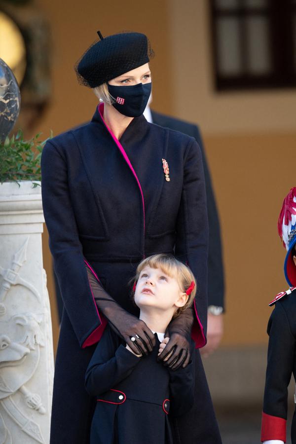 El imponente abrigo que lució Charlene de Mónaco en el Día Nacional de Mónaco ya merece nuestro aplauso, pero ¿os habéis fijado en los guantes de tul que añadió al look y que lo elevan (aún más) al infinito? Hace meses que nosotras te avisamos de que iban a ser  la tendencia más chic del otoño-invierno .