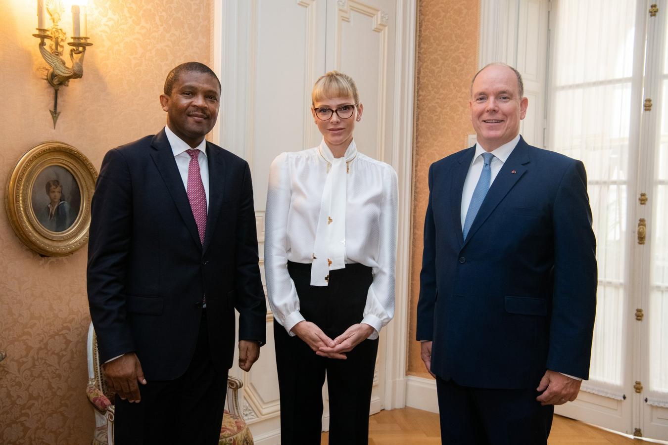 Charlene de Mónaco añade un toque muy sofisticado a su look 'working girl' con el detalle del lazo de su blusa y sus gafas de inspiración retro.