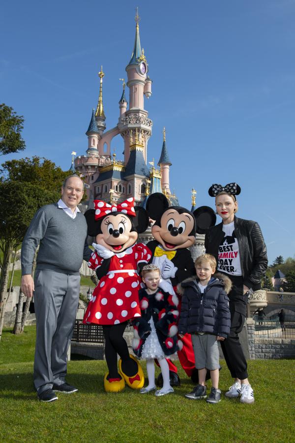 Pantalones cargo, biker de cuero, camiseta con mensaje y zapatillas, en unas vacaciones familiares en Disneyland descubrimos la versión más juvenil y desenfadada del estilo de Charlene de Mónaco.