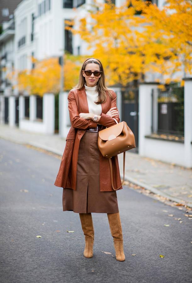 Varios tonos de marrón sobre una base de un jersey de punto blanco unificados con sabor a caramelo.