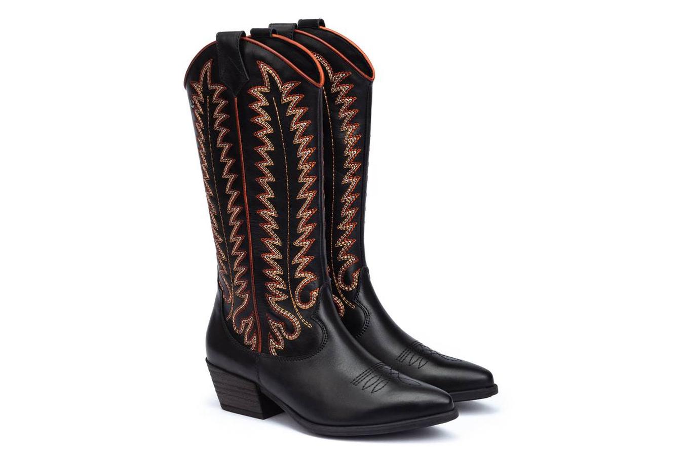 Botas negras cowboy con detalle a contraste, de Pikolinos. Rebajadas de 169,95 a 118,97 euros.