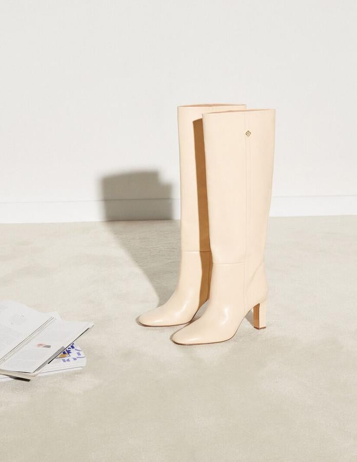 Botas de tacón y punta redondeada en color crudo de Sandro Paris. Rebajadas de 425 a 297 euros.